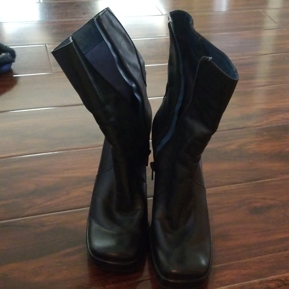 Shoes - Picture 2 of 4